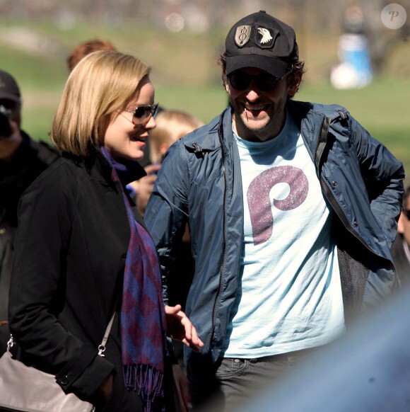 Renée Zellweger et Bradley Cooper sur le tournage de The Dark Fields, à Central Park, sur l'île de Manhattan, à New York, le 1er avril 2010.