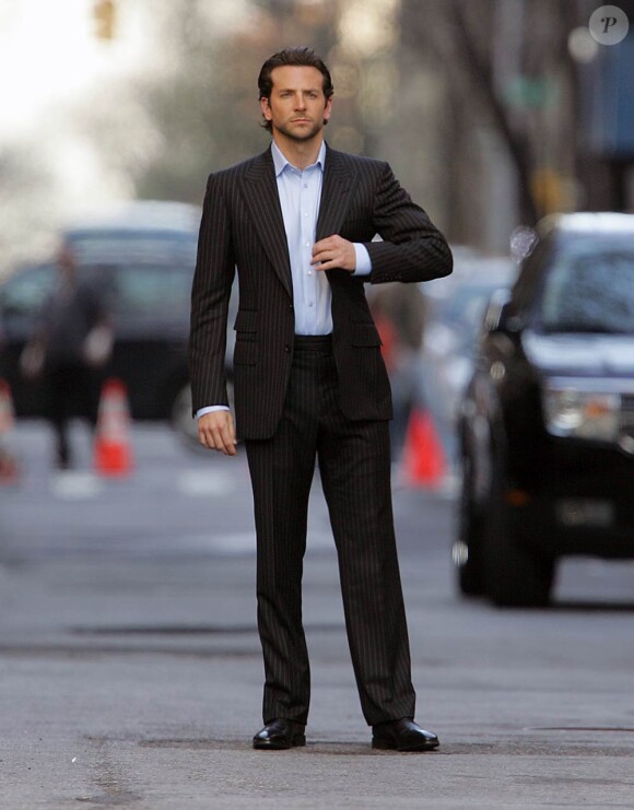 Bradley Cooper sur le tournage de The Dark Fields, à Central Park, sur l'île de Manhattan, à New York, le 1er avril 2010.