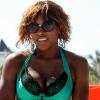 Serena Williams porte un maillot de bain vert émeraude à dentelle alors qu'elle bronze sur la plage de South Beach à Miami le 2 avril 2010