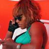 Serena Williams porte un maillot de bain vert émeraude à dentelle alors qu'elle bronze sur la plage de South Beach à Miami le 2 avril 2010