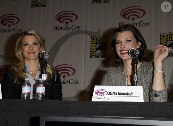 Ali Larter et Milla Jovovich à l'occasion de la conférence de presse promotionnelle de Resident Evil : Afterlife, qui s'est tenue au WonderCon de San Francisco, le 3 avril 2010.