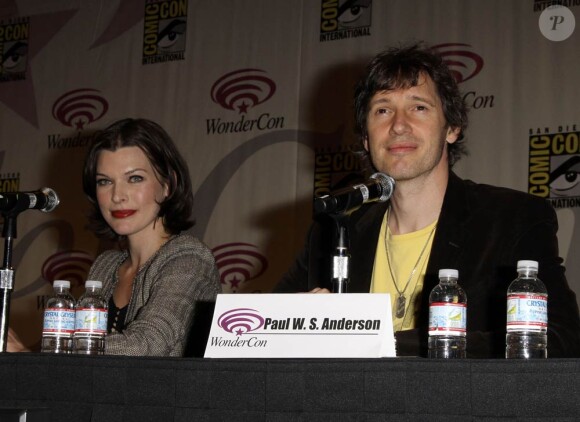 Milla Jovovich et Paul W.S. Anderson à l'occasion de la conférence de presse promotionnelle de Resident Evil : Afterlife, qui s'est tenue au WonderCon de San Francisco, le 3 avril 2010.