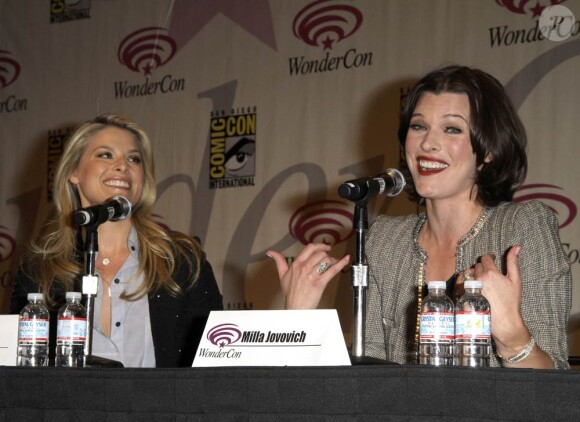 Ali Larter et Milla Jovovich à l'occasion de la conférence de presse promotionnelle de Resident Evil : Afterlife, qui s'est tenue au WonderCon de San Francisco, le 3 avril 2010.