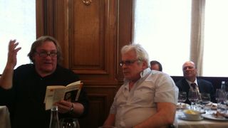 Quand les amis Gérard Depardieu et Jacques Weber paient leur tournée... Tout le monde trinque !