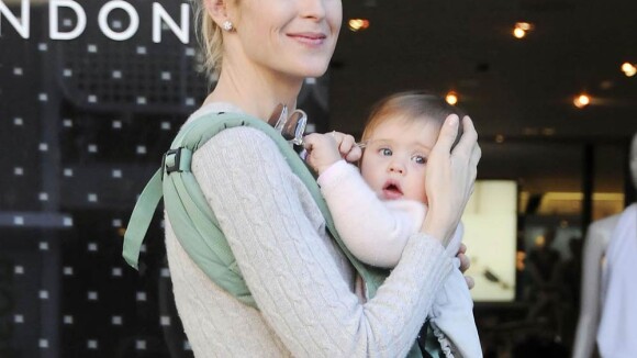 Kelly Rutherford : Elle entraîne déjà sa fille de 10 mois dans ses virées shopping !