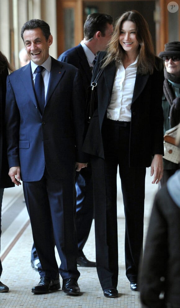 Carla Bruni et Nicolas Sarkozy s'affichent unis lors du second tour des élections régionales en mars 2010