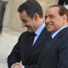 Nicolas Sarkozy accueille Silvio Berlusconi sur le perron de l'Elysée, le 9 avril 2010.