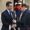 Nicolas Sarkozy accueille Silvio Berlusconi sur le perron de l'Elysée, le 9 avril 2010.