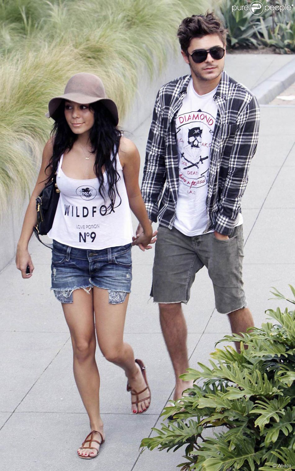 Vanessa Hudgens et Zac Efron en balade en amoureux à Malibu Purepeople Vanessa Hudgens et Zac Efron en balade en amoureux à Malibu Purepeople