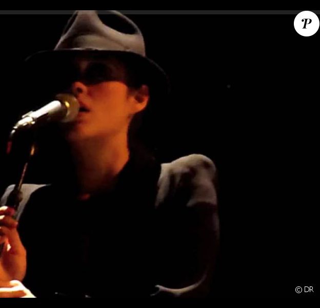 Regardez Marion Cotillard, une... chanteuse en pleine tournée européenne ! Purepeople Regardez Marion Cotillard, une... chanteuse en pleine tournée européenne ! Purepeople