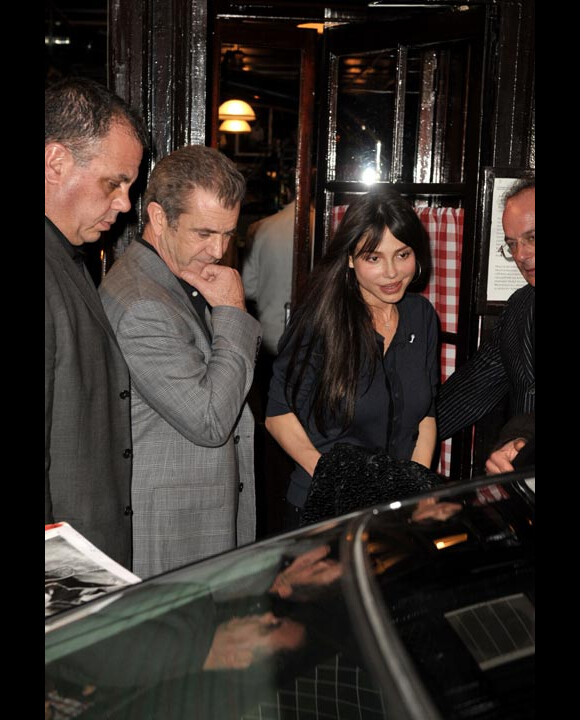 Mel Gibson et Oksana Grigorieva dînent au restaurant L'Ami Louis, à Paris, en février 2010