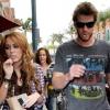 Miley Cyrus et son boyfriend Liam Hemsworth se rendent dans un centre médical de Beverly Hills, sucette à la bouche, jeudi 15 avril.