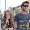 Miley Cyrus et son boyfriend Liam Hemsworth se rendent dans un centre médical de Beverly Hills, sucette à la bouche, jeudi 15 avril.