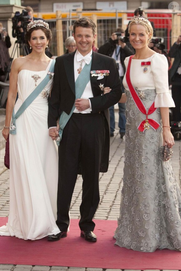 Mary et Frederik de Danemark, aux côtés de Mette-Marit de Norvège, aux 70 ans de la reine Margrethe de Danemark. Copenhague, le 15/04/2010