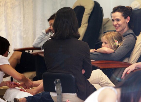 Jennifer Garner et sa fille Violet en séance de pédicure (16 avril 2010 à Brentwood)