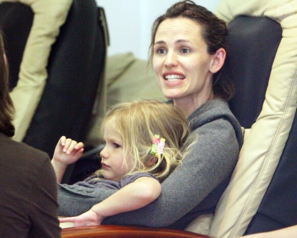 Jennifer Garner et sa fille Violet en séance de pédicure (16 avril 2010 à Brentwood)