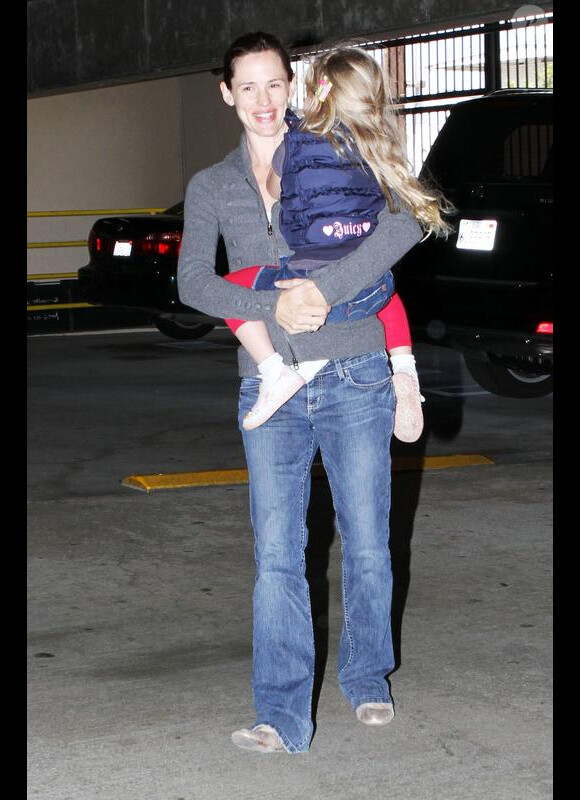 Jennifer Garner va chercher Violet à l'école (16 avril 2010 à Santa Monica/Etats-Unis)