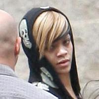 Rihanna : la star est recouverte de la tête aux pieds... de têtes de mort !