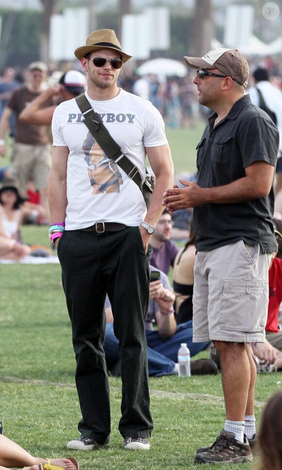Kellan Lutz lors du deuxième jour du Festival de Coachella en Californie le 17 avril 2010