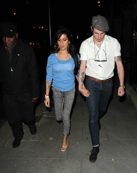 Amy Winehouse et son ex-mari Blake Fielder-Civil se promènent à la sortie d'une Clinique de Marlybone à Londres le 17 avril 2010