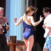 Drew Barrymore : Quand son beau Justin n'est pas là, elle saute dans son maillot !