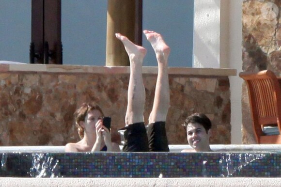 Drew Barrymore profite de ses vacances avec quelques amis à Los Cabos au Mexique au début du mois d'avril 2010