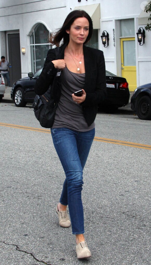 La ravissante Emily Blunt affiche fièrement sa nouvelle coupe de cheveux, à la sortie d'un salon de coiffure de Beverly Hills, le 21 avril 2010.
