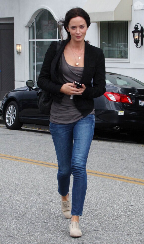 La ravissante Emily Blunt affiche fièrement sa nouvelle coupe de cheveux, à la sortie d'un salon de coiffure de Beverly Hills, le 21 avril 2010.