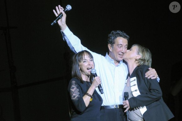 Dorothée accompagnée d'Ariane (Club Dorothée), Claude Berda et Jean-Luc Azoulay (co-fondateurs d'AB Productions),  sur la scène de l'Olympia, le 17 avril 2010.