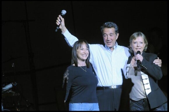 Dorothée accompagnée d'Ariane (Club Dorothée), Claude Berda et Jean-Luc Azoulay (co-fondateurs d'AB Productions),  sur la scène de l'Olympia, le 17 avril 2010.