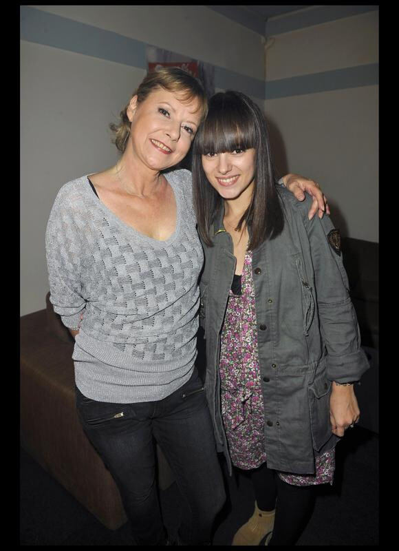 Dans les coulisses de son concert à l'Olympia, le 17 avril 2010,  Dorothée retrouve la chanteuse Alizée.