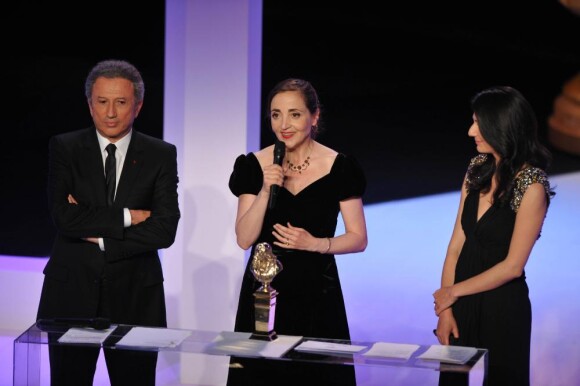 Michel et Marie Drucker décernent un prix à Dominique Blanc, à la 24e Cérémonie des Molières. 25 Avril 2010