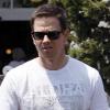 Mark Wahlberg fait du shopping avec son fils Michael à Los Angeles le 24 avril 2010
