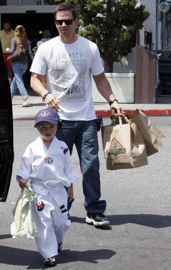 Mark Wahlberg fait du shopping avec son fils Michael à Los Angeles le 24 avril 2010