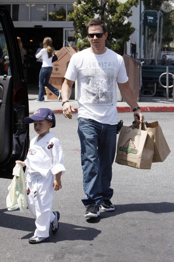 Mark Wahlberg fait du shopping avec son fils Michael à Los Angeles le 24 avril 2010