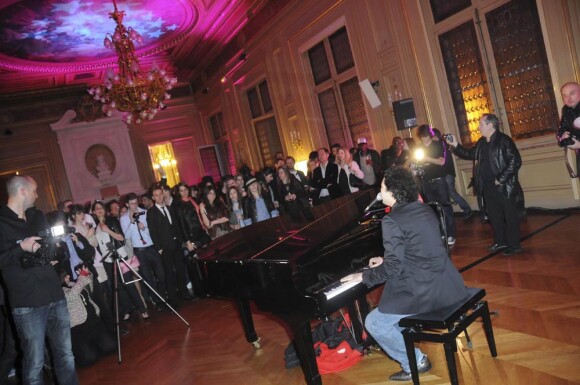 Le chanteur Jay Sebag, à l'occasion de la présentation de son album So Happy in Paris ?, dans un salon de la mairie du VIe arrondissement, à Paris, le 19 avril 2010.