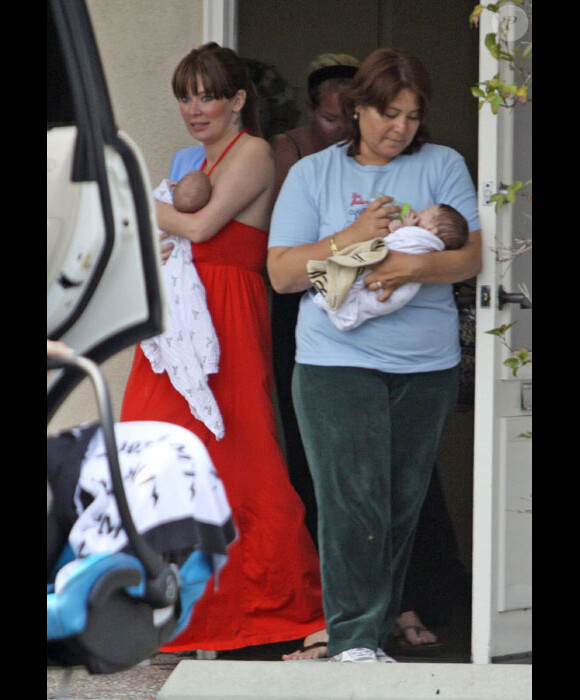 Jenna Jameson après l'accouchement de ses jumeaux dans une maternité de Los Angeles le 14 avril 2009