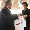 Florentino Perez offre un maillot du Real Madrid à Rachida Dati. Il est personnalisé à son nom ! 26/04/2010