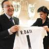 Florentino Perez offre un maillot du Real Madrid à Rachida Dati. Il est personnalisé à son nom ! 26/04/2010