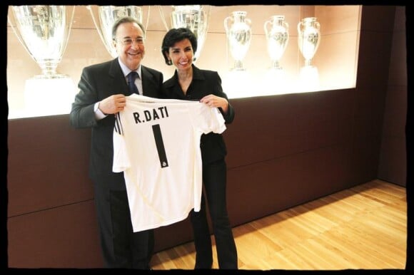 Florentino Perez offre un maillot du Real Madrid à Rachida Dati. Il est  personnalisé à son nom ! 26/04/2010