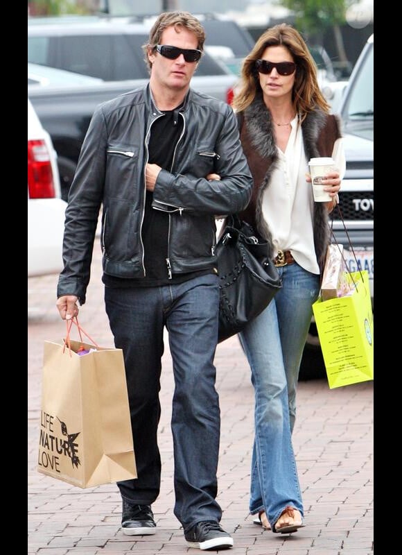 Cindy Crawford et son mari Rande Gerber passent l'après-midi ensemble à Malibu et font un peu de shopping écolo le 27 avril 2010