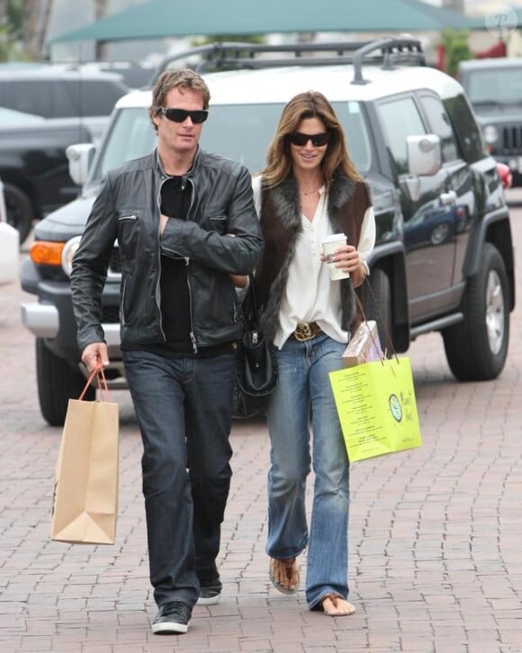 Cindy Crawford et son mari Rande Gerber passent l'après-midi ensemble à Malibu et font un peu de shopping écolo le 27 avril 2010