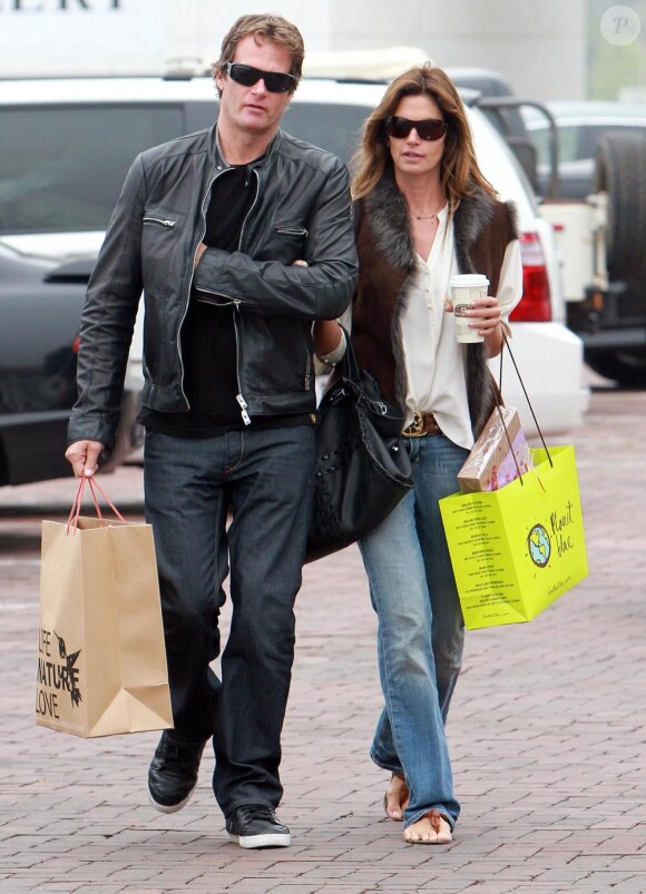 Cindy Crawford et son mari Rande Gerber passent l'après-midi ensemble à Malibu et font un peu de shopping le 27 avril 2010