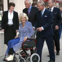 Camilla Parker Bowles : Chaud devant, c'est son mari le prince Charles qui est aux commandes de son fauteuil roulant !