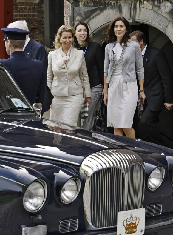Le 28 avril 2010, la princesse Mary de Danemark reçoit Svetlana Medvedeva au château de Rosenborg