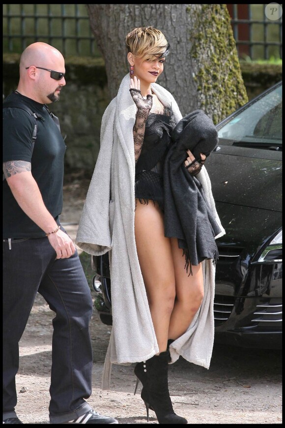 Rihanna sur le tournage de son nouveau clip - Te Amo -, en région parisienne, le 29 avril 2010.