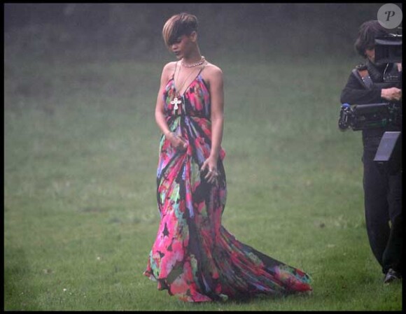 Rihanna en plein tournage de son clip Te Amo en banlieue parisienne le 29 avril