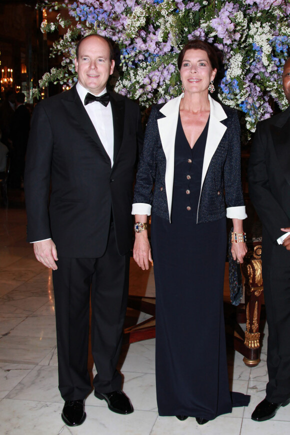 La princesse Caroline lors du gala de bienfaisance à Monaco le 29 avril 2010, au côté de son frère le prince Albert