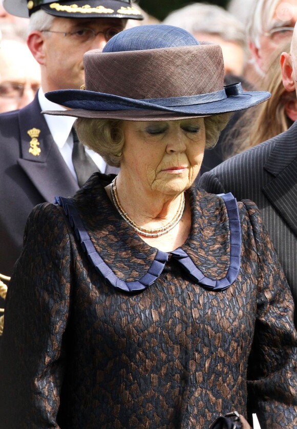 Le 29 avril 2010, la famille royale batave, réunie autour de la reine Beatrix, honorait la mémoire des sept victimes de l'attentat de la Journée de la reine 2009...