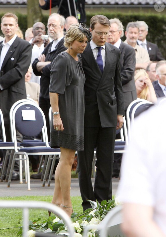Le 29 avril 2010, la famille royale batave, réunie autour de la reine Beatrix, honorait la mémoire des sept victimes de l'attentat de la Journée de la reine 2009...